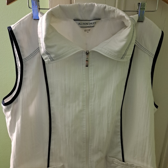 Allison Daley Vest - Picture 5 of 13